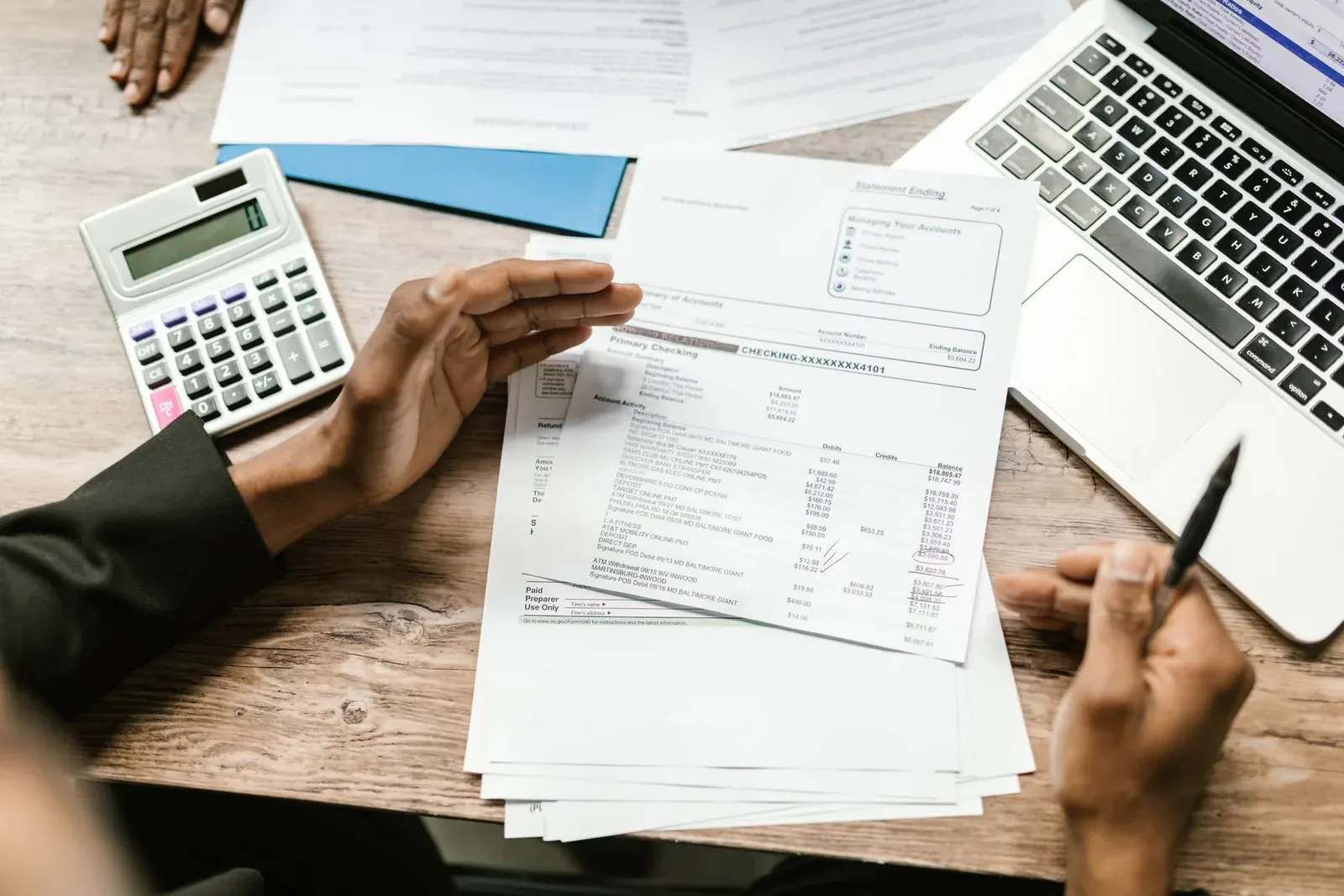 Revisión de estados de cuenta y documentos para un crédito empresarial